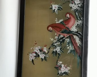 Antiek Chinees origineel omgekeerd geschilderd schilderij rode papegaaien met bloesem in zwart gelakte lijst 1940s verf op glas vogels
