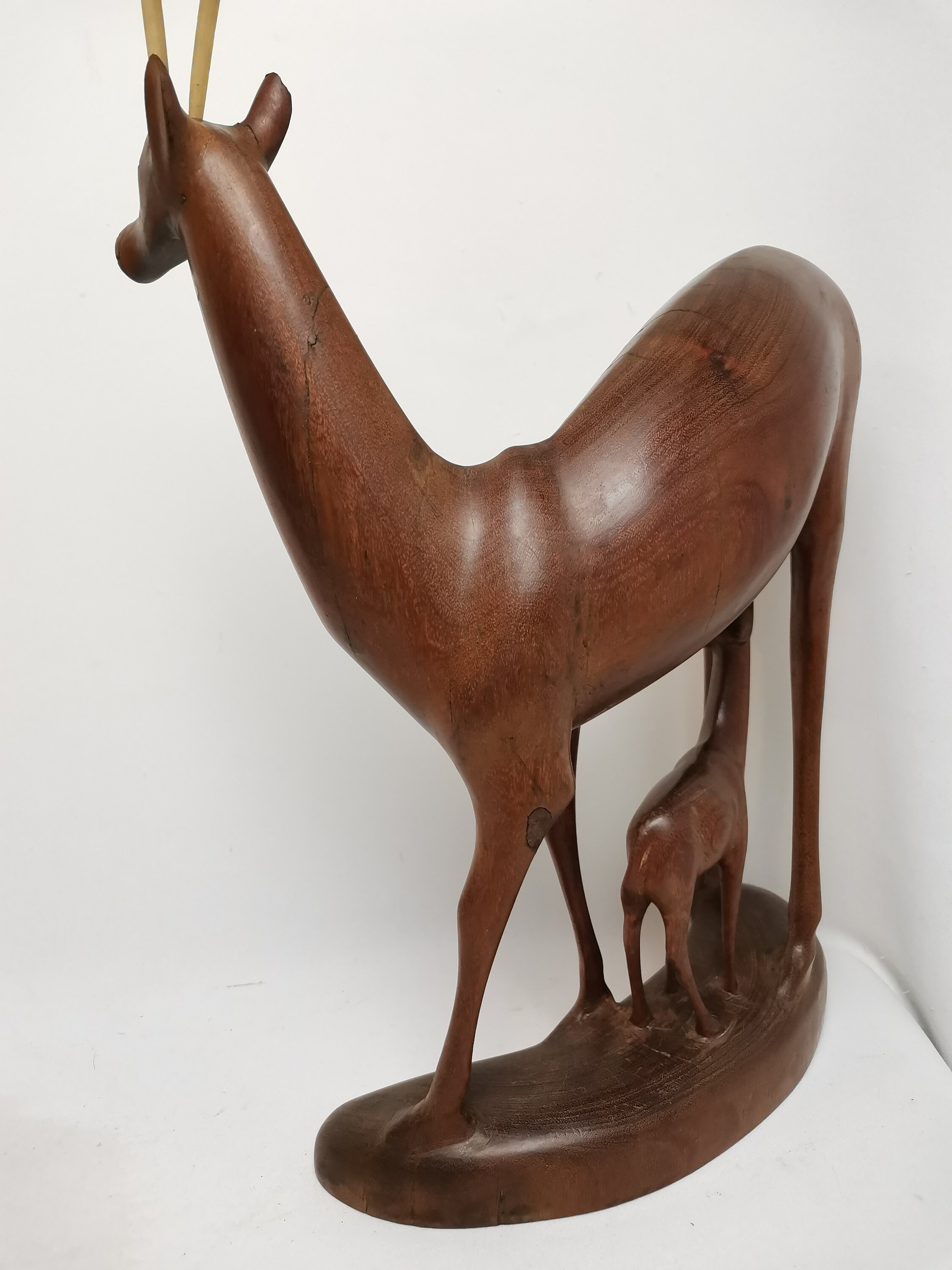 若いオリジナルの木彫りの母鹿の大きなビンテージ チーク像 1960 年代