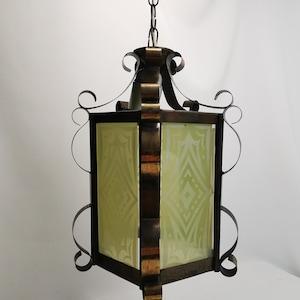 Antike Laterne mit bemalten Glasscheiben in Zitronengelb aus den 1930er Jahren. Kleine Art-Deco-Hängelampe für Flur oder Flur | Art-Deco-Laterne