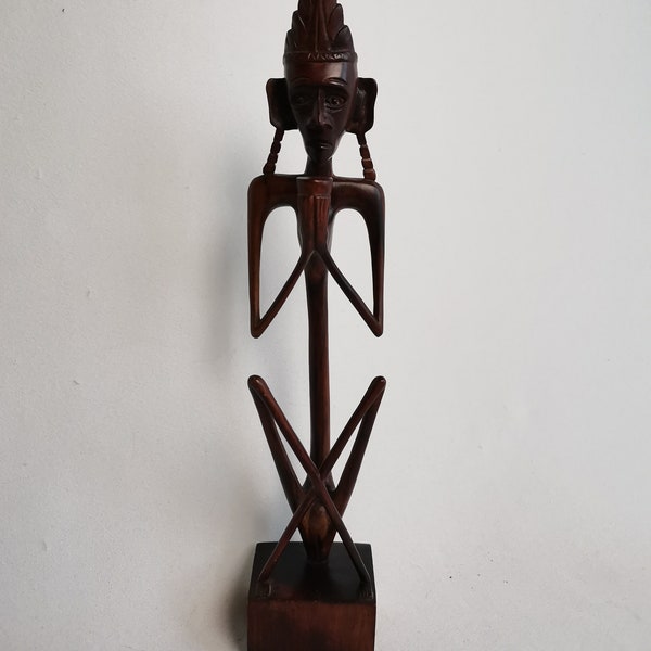 figurine en bois indonésienne étroite vintage statue de sculpture en bois indonésienne des années 1980 d’un homme assis | Petite sculpture sur bois Tanimbar | Sculpture sur bois raffinée
