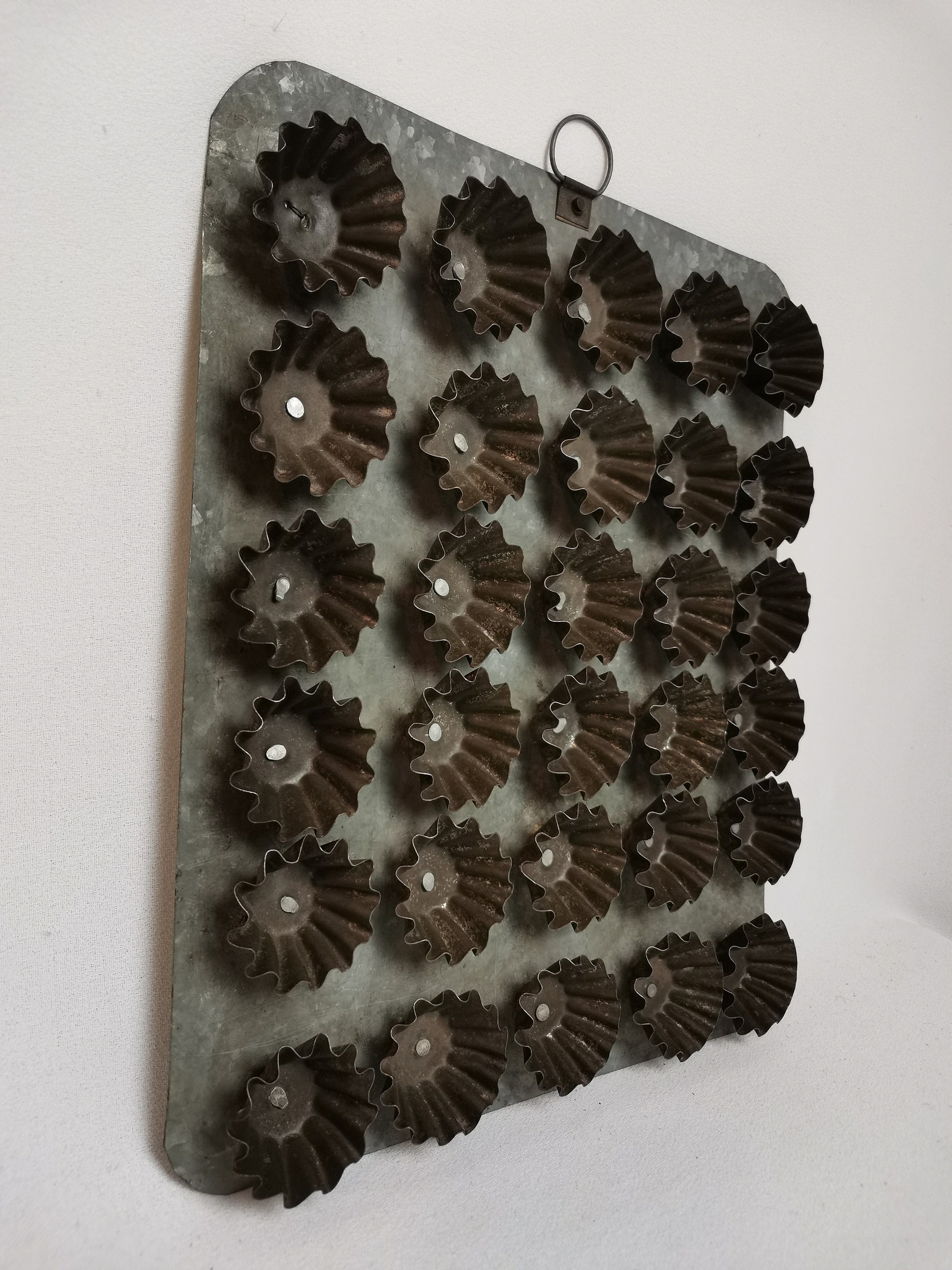 アンティークの金属製チョコレート型（丸型、溝付きボンボン用）1940