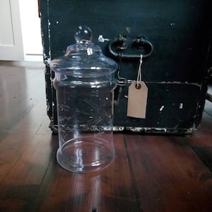 Antique engraved glass storage jar 1940s spikes and leaves | Vintage large glass jar with engraved leaf motif | Antique glass biscuit jar