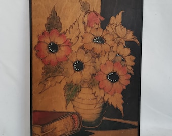 Antiek gebrandschilderd houten paneel art deco bloemstilleven 1920s Brandschildering pyrografie bloemen in vaas | Antiek paneel volkskunst