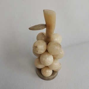 Vintage alabaster bunch of grapes paperweight 1960s white marble bunch of grapes | Alabaster bunch of grapes | White marble grapes fruit