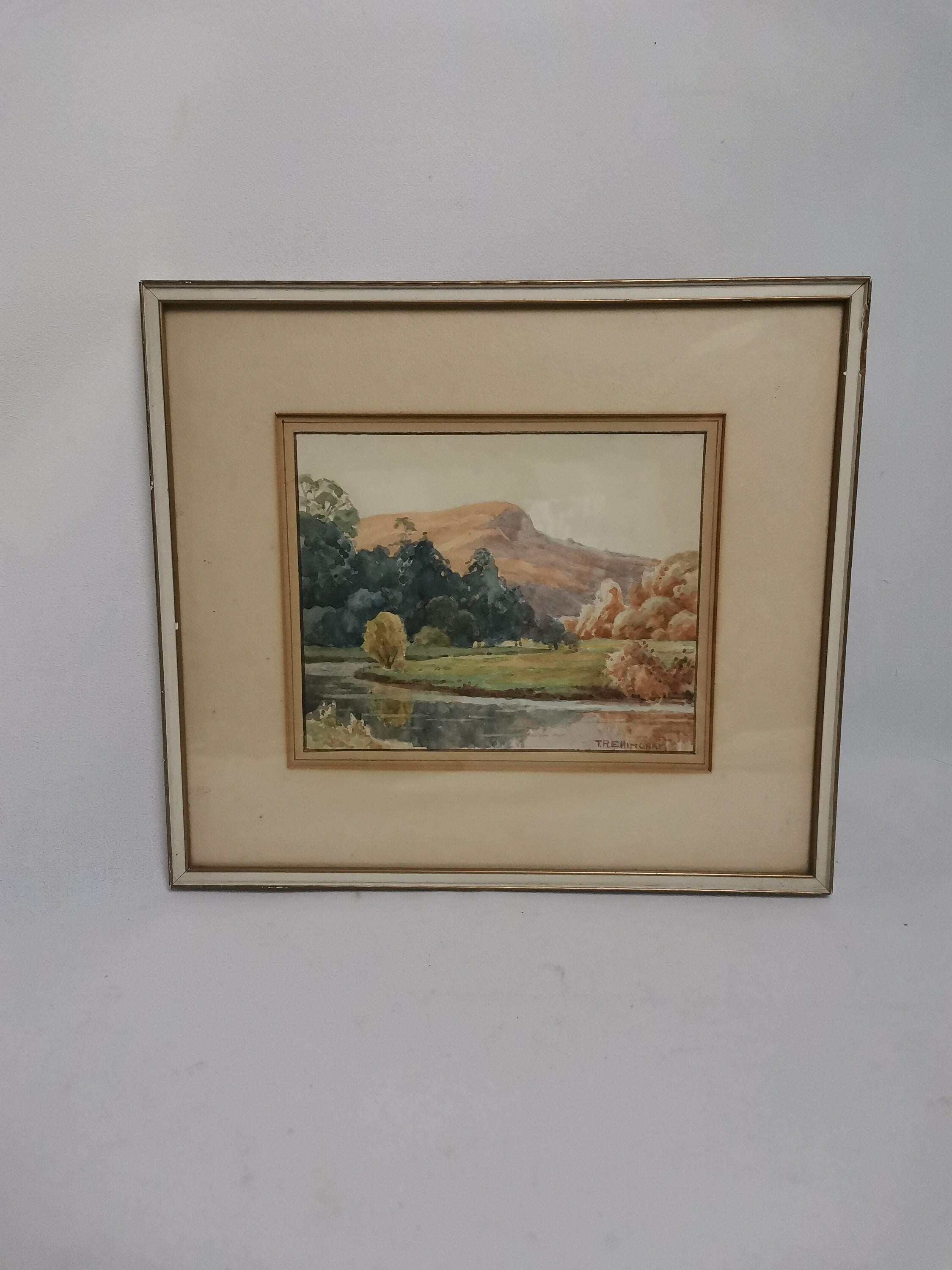 Antieke kleine aquarel landschap met berg bomen en rivier in lijst 1900s Klein antiek landschap in waterverf | Ingelijst landschap