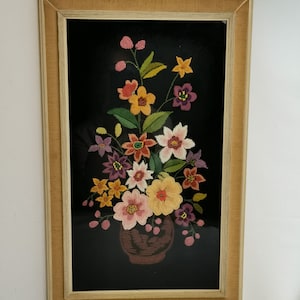 Vintage gerahmte bestickte Stilllebenblumen in Vase 1960er Jahre Satinstich-Stickblumen | Vintage-Stickerei-Bouquet aus bunten Blumen