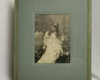 Foto de retrato antiguo de una joven en marco con soporte 1900 Retrato de niña antiguo | Fotografía en sepia del retrato de una niña colgada o parada en un marco