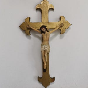 Small antique polychrome gypsum crucifix on gold wood cross 1900s Small antique crucifix | Antique gold crucifix | Decorative crucifix
