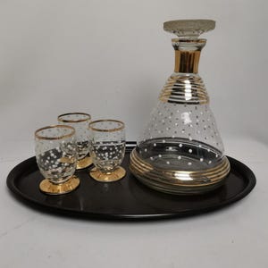 Antieke art deco set carafe and liqueur glasses white dot pattern and gold stripes on bakelite serving tray 1940s Art deco decanter glasses