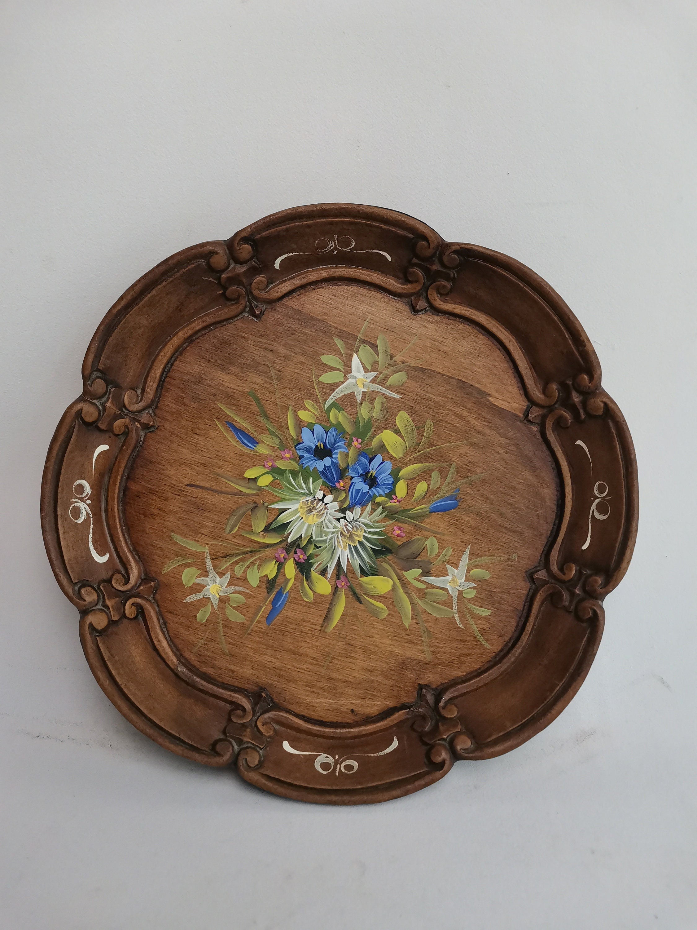 手描きの花が描かれたアンティークの丸い木製トレイ 1930年代 花が描か