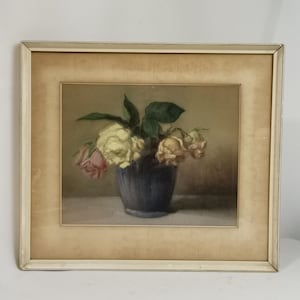 Antico disegno a gesso con acquerello, tecnica mista, natura morta floreale, rose in vaso blu in cornice, anni '30. Antico disegno a gesso con acquerello, natura morta floreale in gesso con acquerello, anni '30.
