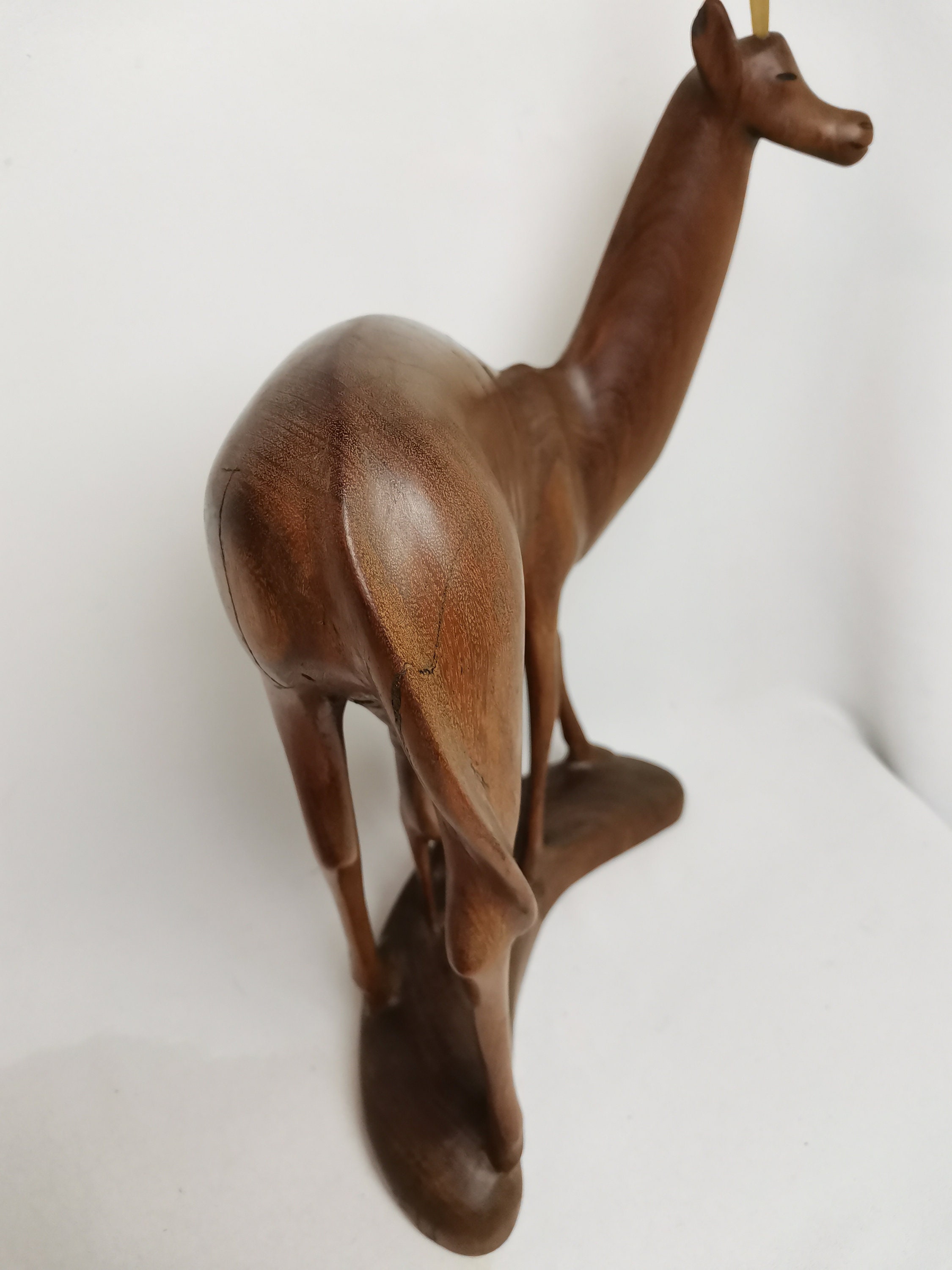 若いオリジナルの木彫りの母鹿の大きなビンテージ チーク像 1960 年代