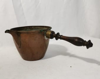 Piccola casseruola antica in rame con manico in legno e beccuccio versatore, anni '90. Pentola decorativa in rame con manico tornito in legno.