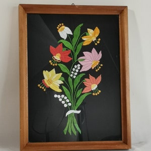 Vintage gerahmter bestickter Stillleben-Blumenstrauß 1960er Jahre Satinstich-Stickerei Blumen | Vintage-Stickerei-Bouquet aus bunten Blumen