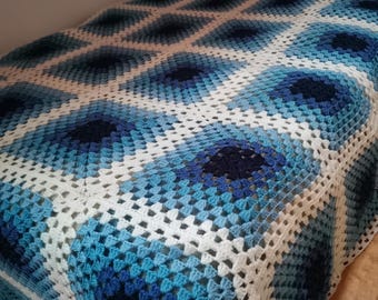 グラニーブランケット ベッドカバーサイズ 126×190㎝ 手編み ハンドメイド 青と白のヴィンテージのかぎ針編みベッドカバーまたはブランケット