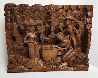 panneau de sculpture sur bois indonésien vintage avec profondeur montrant des travailleurs dans la jungle des années 1970 forêt tropicale de sculpture sur bois balinaise | Sculpture sur bois Bali