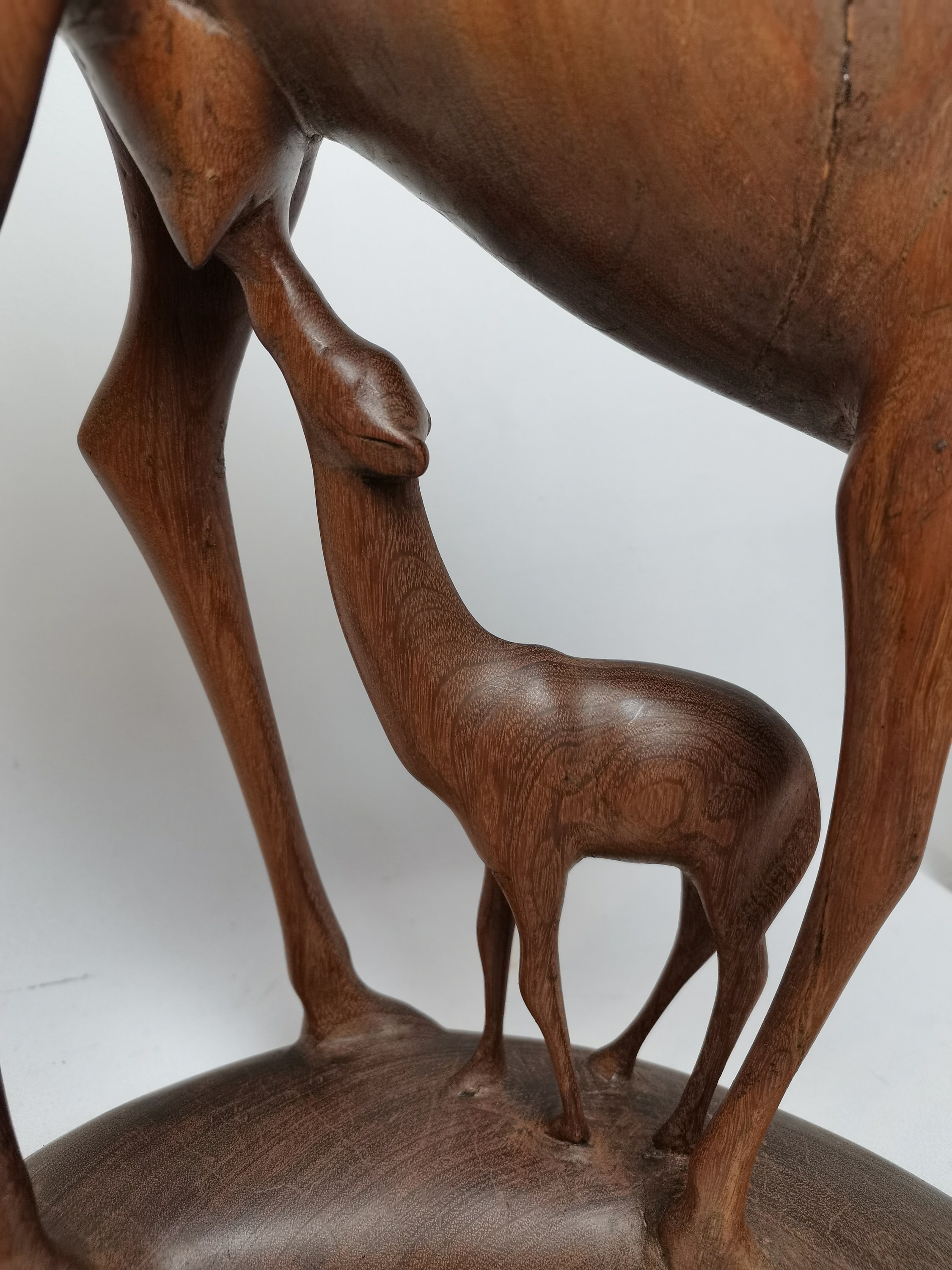 ヴィンテージ 木製 木彫りのオブジェ 母鹿と子鹿 チーク 若いオリジナルの木彫りの母鹿の大きなビンテージ チーク像 1960 年代