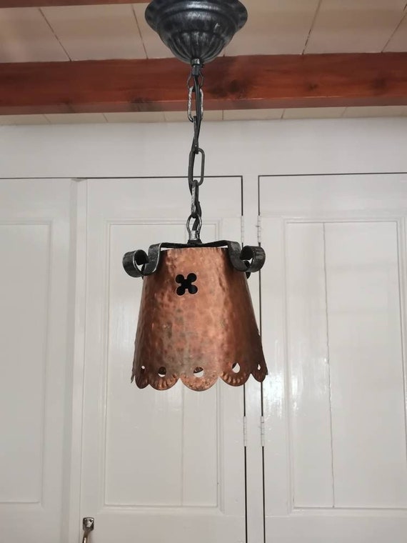 Petite suspension en cuivre vintage avec fer forgé et abat-jour en cuivre  ajouré pour couloir de hall ou petite pièce lampe en cuivre des années 1960  château gothique -  Canada