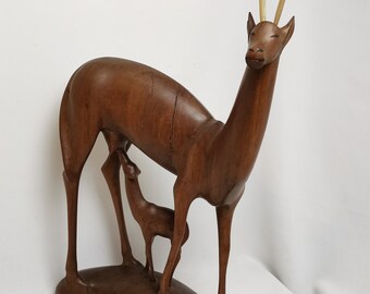 若いオリジナルの木彫りの母鹿の大きなビンテージ チーク像 1960 年代