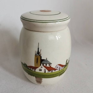 Pot de gingembre en poterie antique avec vue sur le village et pêcheur avec enfant en costume volendam sur blanc crème 1920s Plateelbakkerij Zuid Holland