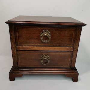 Petite commode ancienne ou boîte à bijoux avec deux tiroirs et marqueterie 19ème siècle Commode miniature antique | Boîte à bijoux ancienne avec tiroirs