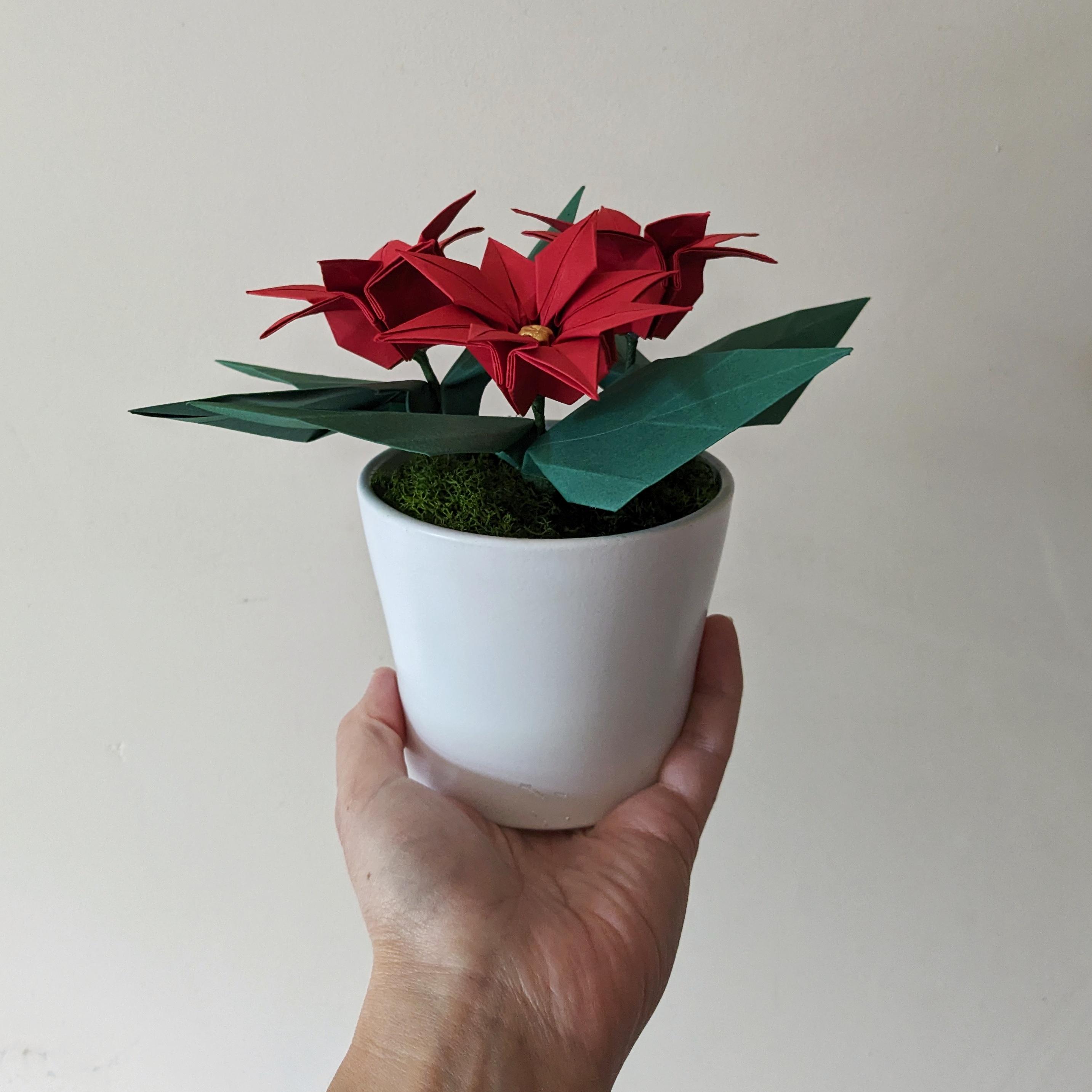 フェイクポインセチアの紙製植物ギフト、陶器の鉢に入った折り紙の花  