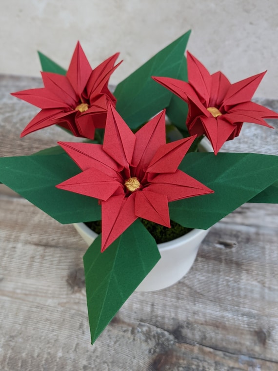 折り紙のポインセチア、手作りのクリスマスプレゼント、陶器の鉢植えの