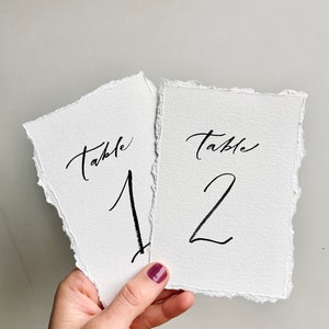 Numéros de table de mariage déchirés à la main écrits à la main