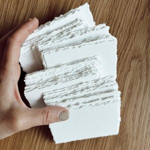 Blanco plaatskaarten voor bruiloften op handgescheurd papier