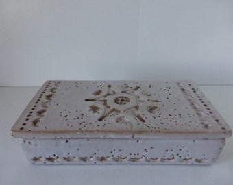 A Bitossi/Aldo Londi, White/Cream Ceramic Box,  Form Number 5075, Italy 1960.