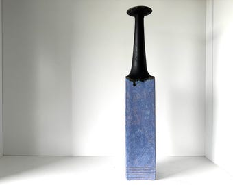 Eine schöne XXL Bruno Gambone Vase, in den Farben Blau/Lila und Schwarz, Italien 1960.