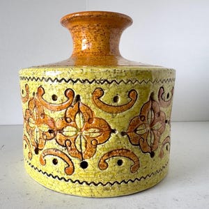 A Beautiful Bitossi Aldo Londi vase, with the Carta Fiorentina Decor, Italy 1960.