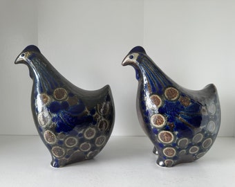 A very rare and beautiful stoneware set of two Hens by Elfriede Balzar Kopp, made in the 1960s - 1970s.