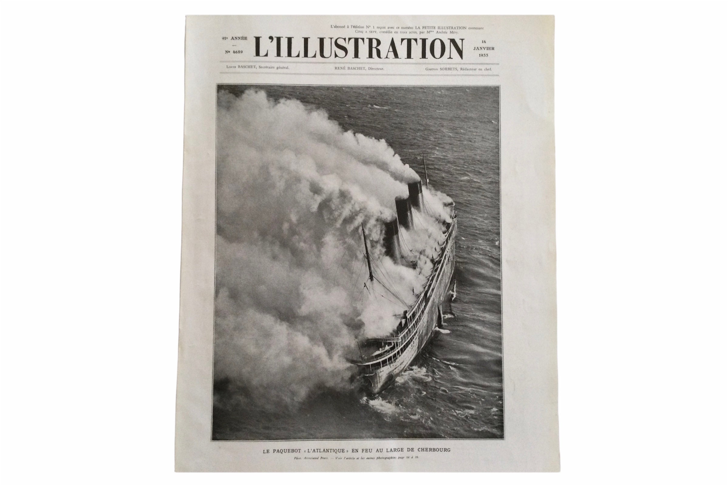 Paquebot Normandie 1933 - L'atlantique en Feu à Cherbourg Grand Format Journal Français Antique Fran