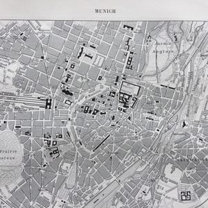 Puede incluir: Un mapa impreso en blanco y negro de Múnich, Alemania, que muestra trazados de calles detallados, manzanas de la ciudad y puntos de referencia. El mapa incluye etiquetas de texto como Munich, Jardin Anglais, Bogenhausen, Prairie Therese y Haidhausen.
