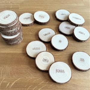 Peronsliased wedding place settings, Real wood round place names, Party Planning, Table Decoration, Christmas Table Settings, Party Hosting.