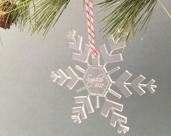 Gepersonaliseerde kerstboom decoratie / Bauble, sneeuwvlok bauble, Naam bauble, Opknoping Decoratie.