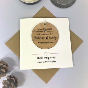 Personalisierte Eiche Save The Date Karten, Save The Date Magnet, Save The Date Bauble.
