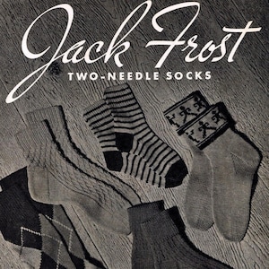 Może przedstawiać: Wzor vintage na robótki na drutach dla "skarpet Jack Frost na dwóch drutach". Wzór zawiera pięć różnych wzorów skarpet, w tym skarpetę w paski, skarpetę z dzianiną kablową, skarpetę z wzorem rombów i dwie skarpety z wzorem płatka śniegu.