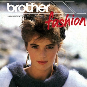 以下が含まれることがあります： 白、青、グレーの幾何学模様のセーターを着た女性。黒いブローチをつけています。セーターはタートルネックで、柔らかくふわふわした素材で作られています。雑誌の表紙には「brother fashion」と「Volume 9 £2.95」と書かれています。