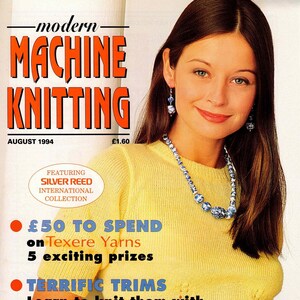 Puede incluir: Una portada de revista para "Machine Knitting" con una mujer que lleva un suéter de punto amarillo y pantalones vaqueros azules. El texto de la portada incluye "Agosto 1994", "£1.60", "Featuring Silver Reed International Collection", "£50 to spend on Texere Yarns 5 exciting prizes", "Terrific Trims Learn to knit them with Kamalini Trentham", "Fine Gauge New stitch pattern series by Linda Black", y "Secondhand Machines Advertise FREE to buy, sell or swap".