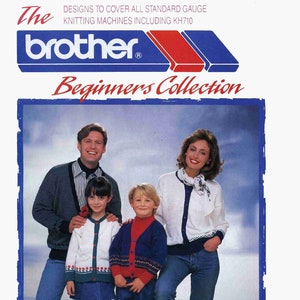 Könnte beinhalten: Eine vierköpfige Familie in gestrickten Pullovern posiert für ein Foto. Die Pullover sind weiß, blau und rot mit verschiedenen Mustern. Der Text "The Beginners Collection" ist über dem Foto gedruckt. Der Text "brother" ist über dem Text "The Beginners Collection" gedruckt.