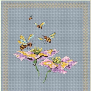 Puede incluir: Diseño de bordado de punto de cruz con un grupo de flores rosas con centros amarillos y cuatro abeilles volando alrededor. El diseño está sobre un fondo azul claro y enmarcado por un borde amarillo y azul.