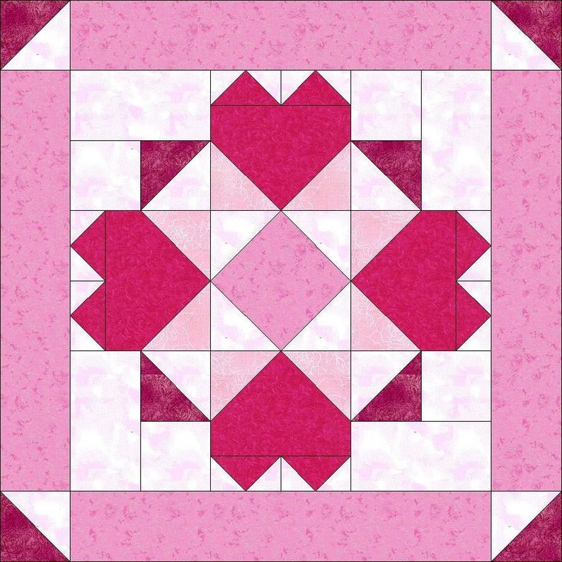 K&ouml;nnte beinhalten: Ein Patchwork-Quiltblock mit einem zentralen Design aus vier stilisierten Herzen in verschiedenen Rosat&ouml;nen. Die Herzen sind von wei&szlig;en Quadraten und Dreiecken umgeben, alles vor einem rosa gemusterten Hintergrund. Der Block ist quadratisch.