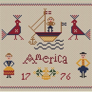 Può includere: Sampler a punto croce con sfondo crema, raffigurante una barca, due uccelli e due figure. La parola "America" è ricamata in rosso, insieme ai numeri "1776". Il bordo è un motivo a scacchi rosso e blu.