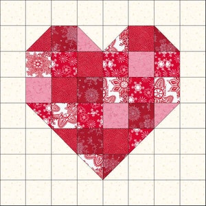 Op de afbeelding: Een rood en roze patchwork hart gemaakt van vierkante stukjes stof met verschillende patronen. Het hart is op een witte achtergrond met een rasterpatroon.