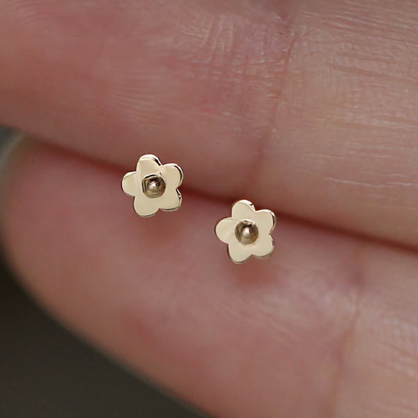 9K Solid Gold Stud - Flower Stud Earring - Minimalist stud earrings - 9K Solid Gold Earring | GenY Studio solid gold collection