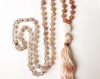 Handgeknüpfte Druzy Achat Rosenquarz Halskette • Seiden Quaste • Boho Neutral