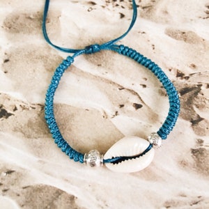 Schelpenarmband met ambachtelijke fijne zilveren schakels - handgevlochten - gemakkelijk cadeau te geven - strandthema - boho-sieraden aan zee