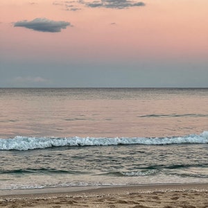 Serenidad Crepuscular: Foto digital del Cinturón de Venus sobre el Océano Atlántico - Descarga digital imprimible - Espuma de mar -Olas -Foto de playa - Marea baja